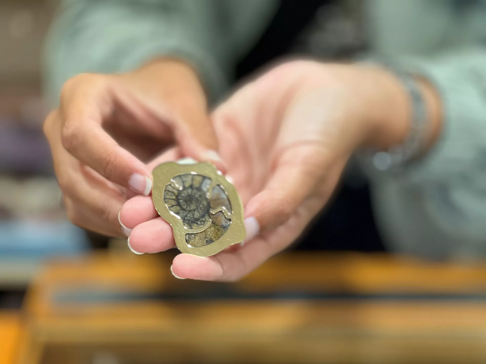 Manos sujetando una pieza de joyería