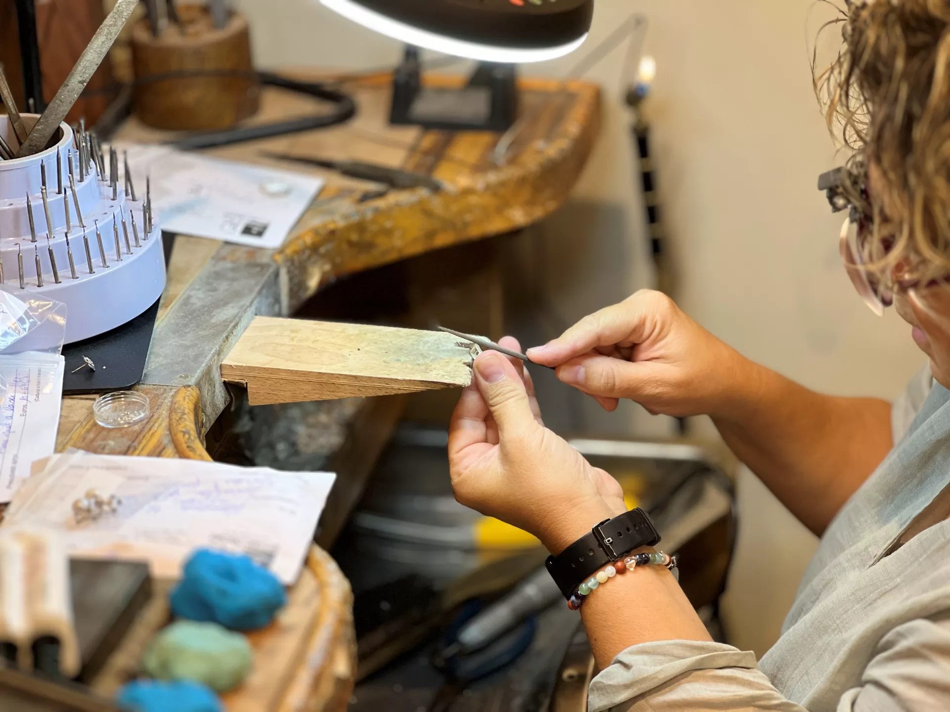 Esther trabajando una pieza de joyería con una lima